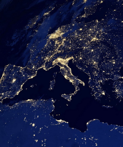 Hình ảnh Châu Âu và Bắc Phi được một vệ tinh của NASA và Cơ quan Hải dương và Khí quyển Quốc gia Mỹ (NOOA) chụp trong những đêm không mây.